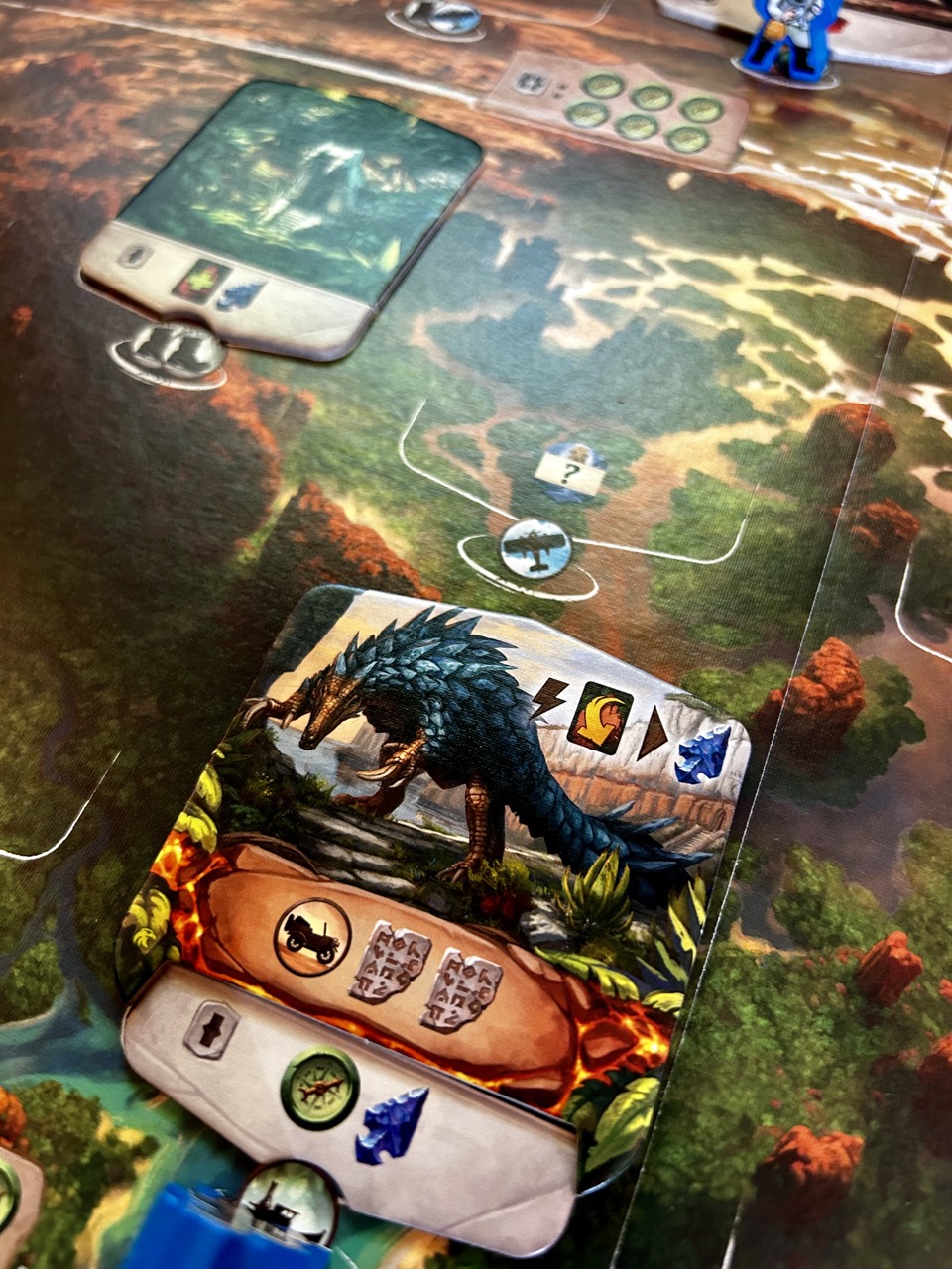 A close-up of a guardian. You’d need to pay a vehicle travel icon and two tablets to overcome this guardian. Once you’ve done that, you can use a free action during your turn to discard a card and gain a blue arrow resource. It’s also worth five points at the end of the game.